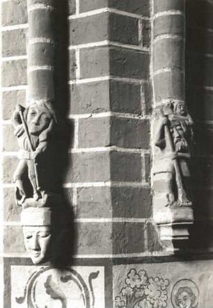 Parkentin. Kirche (M. 13. Jh./2. H. 14. Jh.), Inneres. Konsolfiguren als Gewölberippenansätze an einem Pfeiler