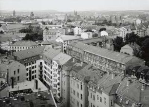 Wohnhäuser der Martin-Luther-Straße und Bautzner Straße. Blick vom Turm der Martin-Luther-Kirche gegen Türme der Altstadt und Windberg