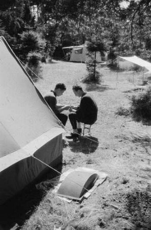 Waren (Müritz). Campingplatz Ecktannen. Camper vor ihrem Zelt