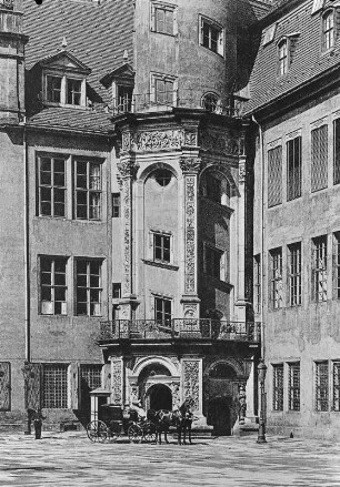 Dresden. Residenzschloß. Großer Schloßhof. Nordwestlicher Treppenturm. Aus: Emil Römmler - Photographien. Nr. 3020. Dresden: Stengel und Co. Dresden: Landesamt für Denkmalpflege Sachsen, 21-24/13624, Bienertsammlung 9-18-55
