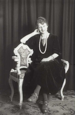 Hulda Hanisch (Ehefrau des Fotografen) im dunklen Samtkleid