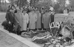 Einweihung eines Denkmals der Jüdischen Gemeinde zu Leipzig : Teilnehmer der Gedenkveranstaltung mit Julius Meyer, Vorsitzender der jüdischen Gemeinde in Ost-Berlin (1. Reihe 2.v.r.)