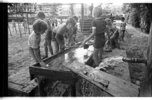 Kleinbildnegativ: Spielplatz, 1975