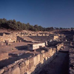 Kamiros (Rhodos). Reihe der Altäre oberhalb der Agorá. E70