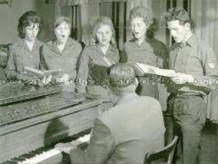 Chorprobe in FDJ-Uniformen in der Betriebsberufsschule Jürgenstorf