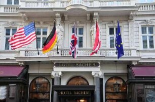 Wien - Hotel Sacher : Blick auf die Fassade des bekannten Hotels Sacher an der Staatsoper in Wien. 2008