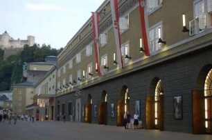 Salzburg - Großes Festspielhaus : Großes Festspielhaus in der Hofstallgasse, abends während einer Aufführung, aufgenommen 2006 in Salzburg