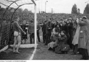 Dresden. Emil Zátopek, Olympiasieger im Marathonlauf 1952 in Helsinki, in Dresden zu Wettkämpfen in der Leichtathletik im Rudolf-Harbig-Stadion, Oktober 1950