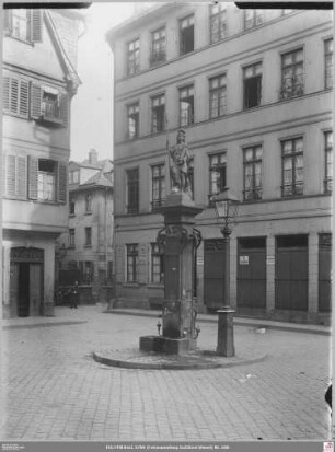 Heiliggeistbrunnen vor Saalgasse 19, links Eingang Metzgergasse
