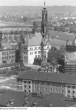 Blick vom Rathausturm über die Ruine des Residenzschlosses, die Hofkirche und die Marienbrücke zum Neustädter Elbufer