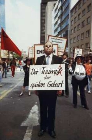 Demonstrant mit Kohlmaske auf der Anti-Deutschland-Demo am 12. Mai 1990 in Frankfurt (Main)