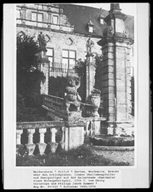 Linker Obeliskenpfeiler und Zwergenfigur auf der Balustrade (Karikatur eines Hofangehörigen)