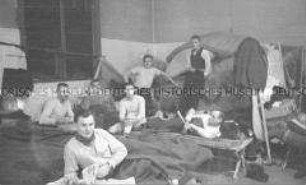 Selbstversenkung des Hochseepassagierdampfers "Columbus" am 19. Dezember 1939, Besatzungsangehörige im Internierungslager auf Ellis Island, auf einfachen Feldbetten sitzend