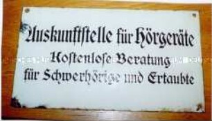 Hinweisschild "Auskunftstelle für Hörgeräte"