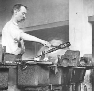 Absprengen einer aufgeblasenen Flasche von der Pfeife : Technikgeschichte | Technologie | Glasfabrikation | Flaschen | Hand-Fabrikation