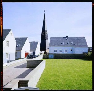 Helgoland: neue Häuser und Kirchturm Oberstadt