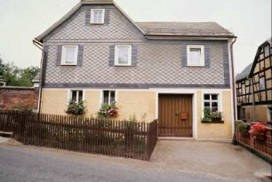 Haus mit Vorgarten, überbauter Gehöftzufahrtn