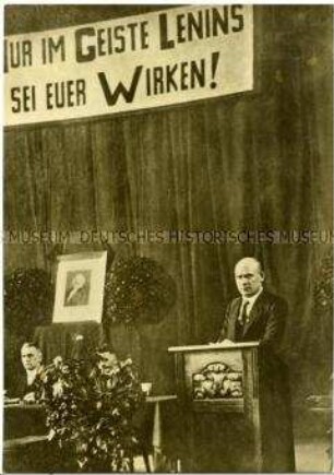 Ernst Thälmann spricht auf dem 11. Parteitag der KPD