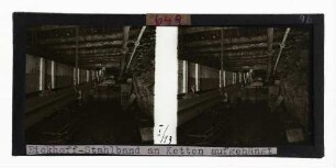 Eickhoff-Stahlband an Ketten aufgehängt