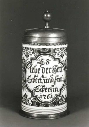 Walzenkrug (mit Deckel). Fayence, blau bemalt; H. 18,3 cm. Deutschland, 1761. Dresden: Kunstgewerbemuseum 4302