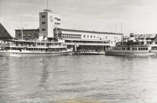 Friedrichshafen, Hafenbahnhof mit Schiffs- und Fährhafen, Ansicht von Süden