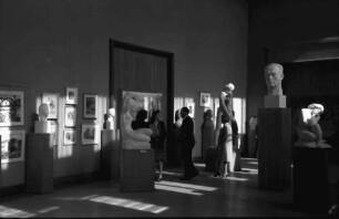 Bukarest: Dalles Saal: Salon official 1944, Saal mit Plastiken