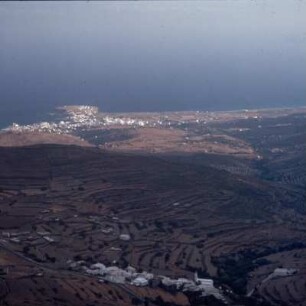 Tinos (Insel), Blick vom Exóburgo-Felsen nach Süden zum Hafen- und Wallfahrtsort. Sett.9