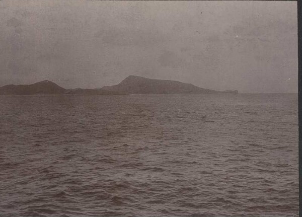 Oestliches Ufer der Strasse von Bab el Mandeb (Arabien), Vulkanisches Gestein mit Schichtung