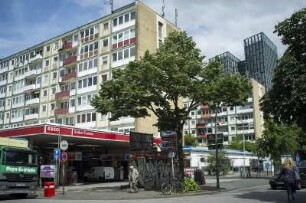 Esso-Häuser, ein Gebäudekomplex im Hamburger Stadtteil St. Pauli zwischen Spielbudenplatz, Taubenstraße und Kastanienallee. Es handelte sich um einen Plattenbau der 1960er-Jahre. Der Block umfasste zwei achtstöckige Wohnhäuser mit 110 Wohnungen, einen zweigeschossigen Gewerberiegel mit einem Hotel, Einzelhandelsgeschäften und Clubs, zum Spielbudenplatz hin, sowie Tiefgaragen und die Esso-Tankstelle Reeperbahn, nach der die gesamte Zeile benannt war. Mittlerweile wurde der Gebäudekomplex abgerissen. 06.2012