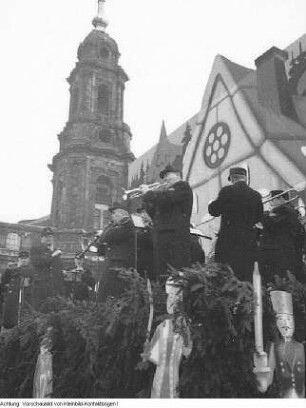 Dresden, Altstadt, Altmarkt, Striezelmarkt mit Pflaumentoffel, Dezember 1955 / Dezember 1956