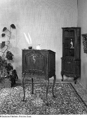 Stehpult : Arbeitszimmer "Rheinsberg" (1984; VEB Möbelkombinat Zeulenroda-Triebes (ZEUTRIE)). Stehpult und Eckschrank
