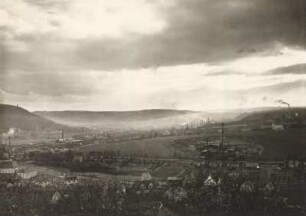 Blick auf Freital mit Carolaschacht (Mitte)