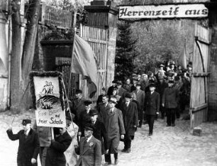 Einzug von Rockauer und Helfenberger (?) Bürgern in das Rittergut Helfenberg, vorantragend die Losung "Freie Bauern auf freier Scholle". Über der Hofeinfahrt das Spruchband "Herrenzeit aus