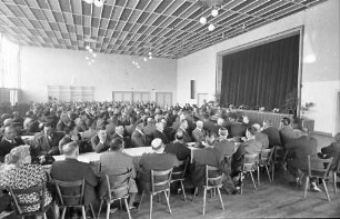 Breisach: zweites Bürgermeistertreffen; Stadthalle, seitlich mit Bühne