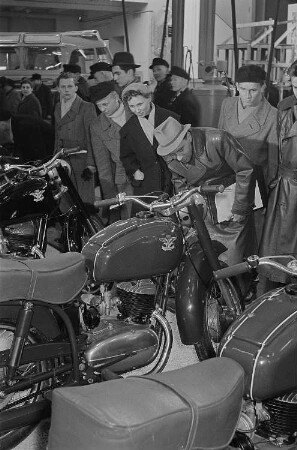 Messebesucher in der Ausstellungshalle Ungarns vor einer Präsentation von Mototrrädern