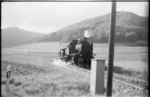 Spritzzug mit Lok 141, Burladingen, Bahnübergang der B 32