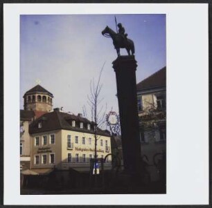 In der Bayreuther Innenstadt, im Vordergrund der Reiterbrunnen und im Hintergrund der Glockenturm der Schlosskirche