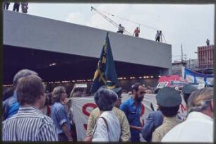 Protestierende bei der Eröffnung der Autobahnüberbauung Schlangenbader Straße