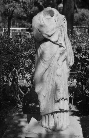 Weibliche Gewandstatue