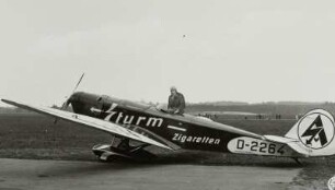 Sportflugzeug Klemm L-30 der SA-Fliegersturm-Staffel auf dem Flugplatz Dresden-Heller (auf dem Rumpf Reklame der Sturm-Zigarettenfabrik Arthur Dreßler Dresden)