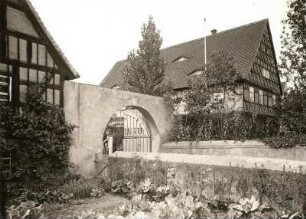 Priestewitz-Lenz. Pfarrgut. Toreinfahrt mit Pfarrhaus