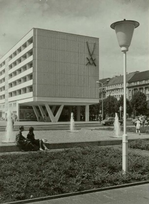 Berlin. Neuerbautes Geschäftshaus, Ecke Unter den Linden und Friedrichstraße mit dem Signet der Meißner Porzellanmanufaktur
