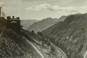 Alp Grüm. Blick nach Süden. Links die Berninabahn mit Stationsgebäude (2091 m)