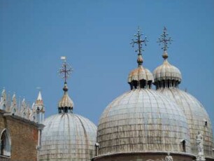 Venedig - Markuskirche : Blick auf die Kuppeln der Markuskirche, aufgenommen vom Dogenpalast in Venedig am 25. Juni 2010