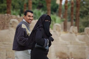Luxor - Paar : Elegant gekleidetes ägyptisches Paar, Frau traditionell verschleiert, im Luxor-Tempel, aufgenommen 2006
