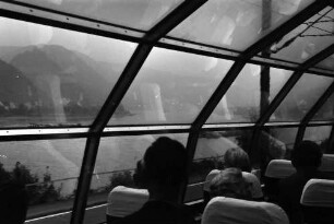 Koblenz; Bingen: Aussichtswagen des Rheingold-Express am Rhein zwischen Koblenz und Bingen