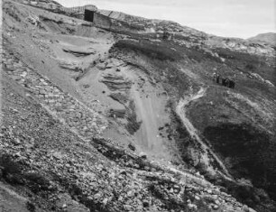 Erosion : Durch Wasserabfluss erodierter Hang