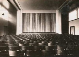 Pestalozzischule in Zwickau : Zwickau. Pestalozzischule, Festsaal. Blick zur Bühne