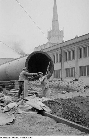 Montage eines 33 Tonnen schweren Mühlenzylinders zur Zementfabrikation vom VEB Polysius Dessau für die Leipziger Frühjarsmesse