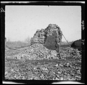 [Bailleul-Sir-Berthoult (Dep. Pas-de-Calais, Frankreich):] Mauerrest einer zerstörten Destillerie